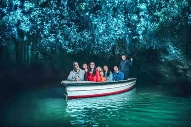Waitomo : visite guidée des grottes aux vers luisants en bateau