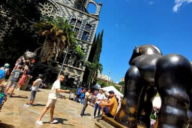 "Medellin Uncovered" Comuna 13,Plaza Botero and cable car