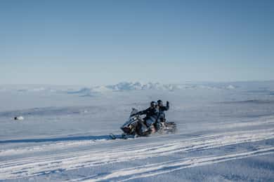 Tour Privado del Círculo Dorado y Aventura en Motos de Nieve