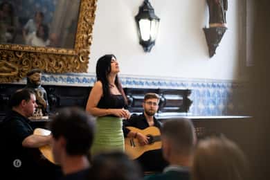"Porto: Espetáculo de Fado com tour guiado num Mosteiro Histórico"