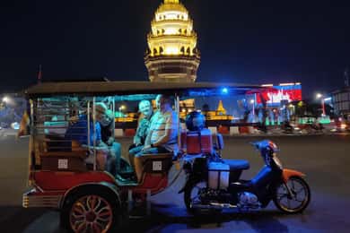 Visiting 9 Places in 3 hours Tour by Tuk-Tuk in the Evening