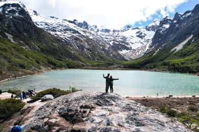Ushuaia: Laguna Esmeralda Trekking with lunch in a mountain dome