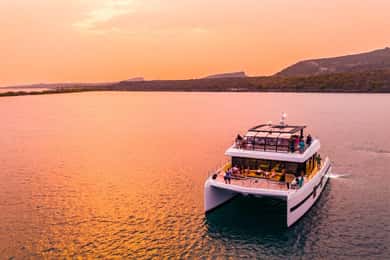 Caracasbaai: All-Inclusive feest bij zonsondergang op een catamaran