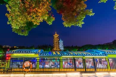Visite nocturne de Guilin : croisière sur les quatre lacs à bord d'un bateau-opéra