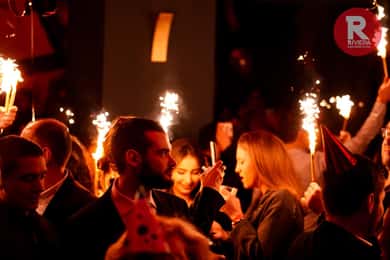 Paris: Passeio guiado a um bar na véspera de Ano Novo com bebidas