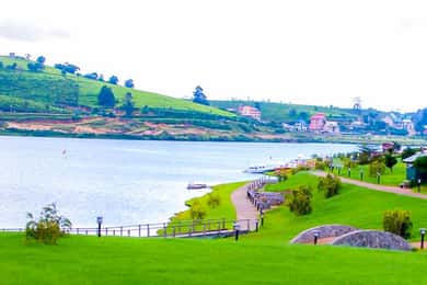 From Negombo: 2-Day Nuwara Eliya, Kandy, & Waterfalls Tour