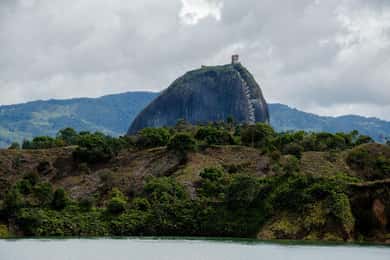 Tour particular em Guatape (Helicóptero + passeio de barco + Pedra de Guatape)
