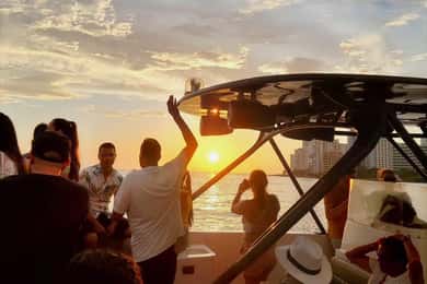 Cartagena: Sunset VIP Bay Tour with Open Bar, Snack and Club