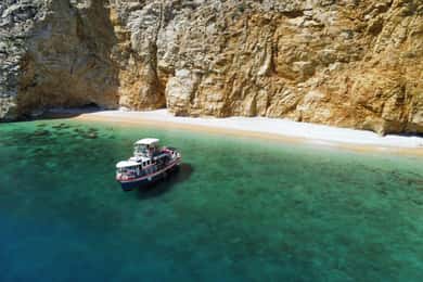 Krk: crociera alla spiaggia dorata e alla grotta azzurra con drink di benvenuto