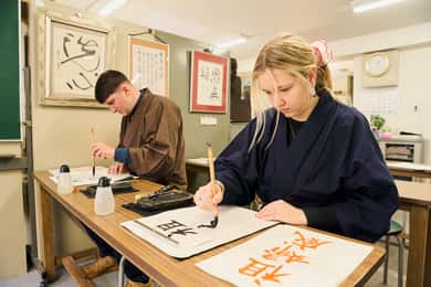Tokio: Taller de Caligrafía y Creación de Camisetas Originales