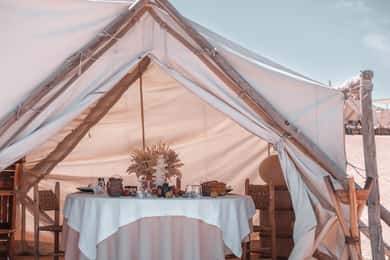 Desierto de Agafay: Almuerzo privado de lujo en el campamento de Inara con paseo en camello