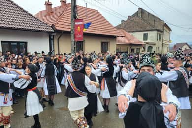 Learning toghether Transylvanian dances in Sibiu