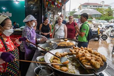 Siem Reap: visite gastronomique en Vespa en soirée