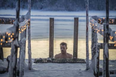 Rovaniemi: Sauna & Ice Swimming Tour with Dinner and Aurora