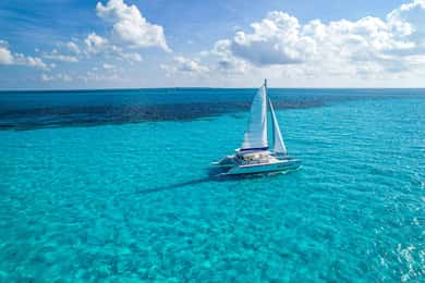 Cancun: Chichen Itza + Catamaran to Isla Mujeres combo in 2 days