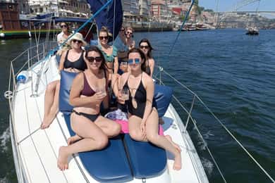 Porto: Charmosa despedida de solteiro em um veleiro com bebidas