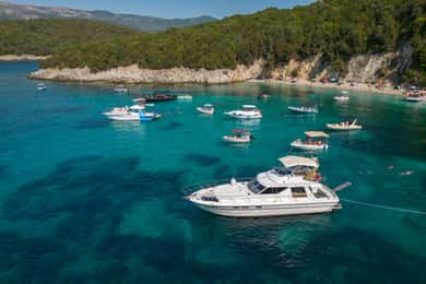 Fra Lefkimmi: Luksus yacht-krydstogt til Sivota og Den Blå Lagune