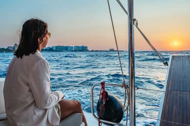 Rodi: Crociera in catamarano al tramonto con cena a buffet e bevande