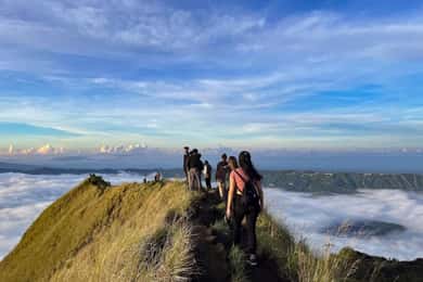 Bali: Wycieczka o wschodzie słońca na wulkan Mount Batur i przygoda na linach w Ubud