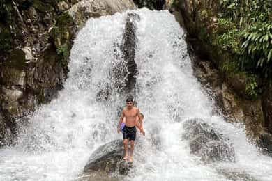 A melhor caminhada para cachoeiras, piscinas naturais e fazenda de café