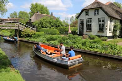 Giethoorn: 2,5 Uur 7 persoons boot stuurwiel + kussens