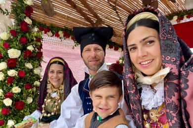 Cagliari: Traditional Dress and Filigree Jewelry Experience