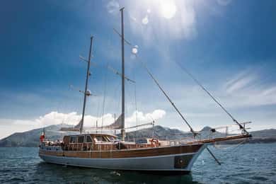 Lampedusa: Elegant Day Boat Tour with Lunch on board