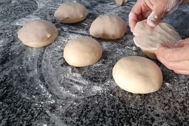 Cocina Conchas y Pan de Muerto y Visita una Fábrica de Dulces