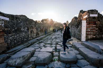 Semi-private Pompeii guided tour and typical lunch from Rome
