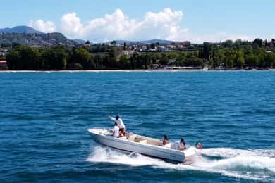 Au départ de Lazise : 4 heures de tour en bateau croisière commentée sur le lac de Garde