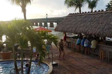Cayos de Florida: Tiki Bar Crawl con Regalos de Fiesta Luau