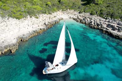 Hvar : Excursion en bateau à voile privé avec baignade et plongée en apnée
