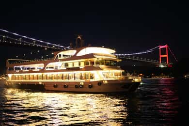 Croisière sur le Bosphore Spectacle nocturne turc avec dîner et boissons
