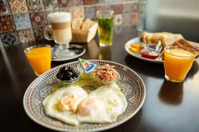 Amsterdam: Breakfast & True Amsterdam Experience Tour