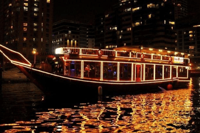 Dubai: Dhow Cruise Dinner la Creek, Marina cu punte superioară