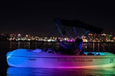 San Diego: Night Date Glow Pedal Boat med udsigt over centrum