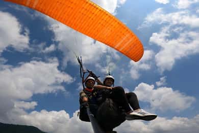 Hanoi Sky Tour: Paragliding