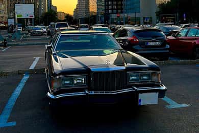 Bucareste: Passeio em carro vintage com almoço e experiência de spa
