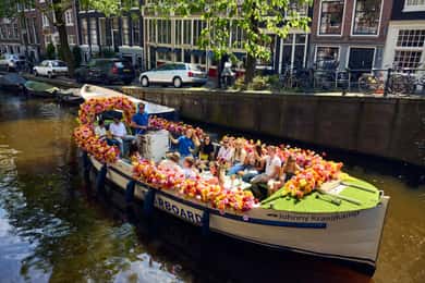Ámsterdam: paseo en barco por el centro de la ciudad en un barco original de flores