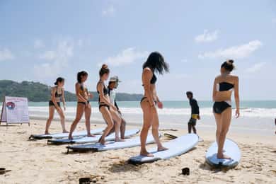 Surf-lektion for hele familien i Phuket, Thailand