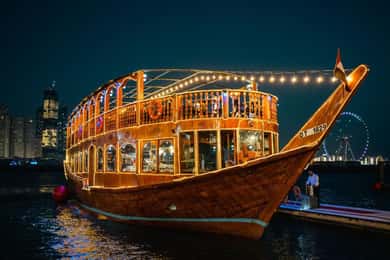 Dubai: Croazieră panoramică Dhow cu cină tip bufet și spectacole live