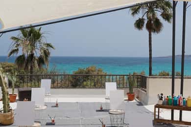 Cala Millor: Cava & Canvas Art Night at Coconut Shack