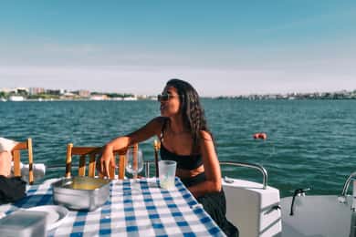 Lisboa: Tour particular num catamarã de luxo com bebida de boas-vindas