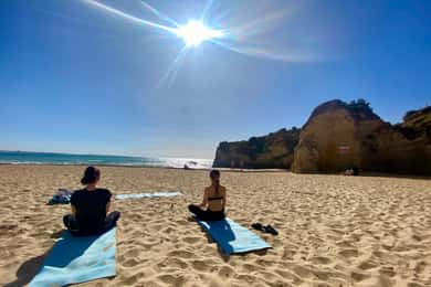 Ochtend strandyoga in Portimão door el Sol Lifestyle