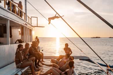 Boracay: Båtfest med solnedgångskryssning av Haqqy Life