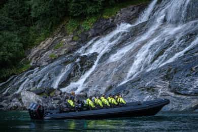 Från Hellesylt: Upplev Fjordsafari Geirangerfjord på RIB