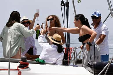 Marbella: Passeio de veleiro para observação de golfinhos com bebidas e lanches