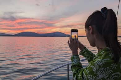 Alghero: Passeio de barco ao pôr do sol com aperitivo