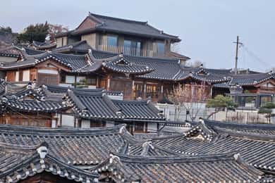 Seoul: Bukchon Tour with Local Storyteller and Crafts