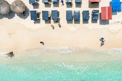 Cartagena: Dia inteiro em uma praia tranquila com instalações e almoço